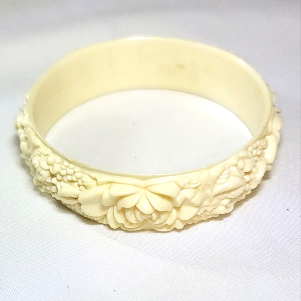 Vintage Cream Floral Bangle